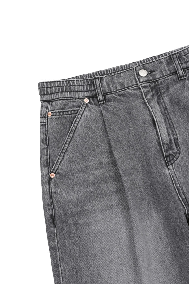 AMOUPRE - 캐주얼팬츠 - Relaxed Tapered One-Tuck Washed Denim (Gray)