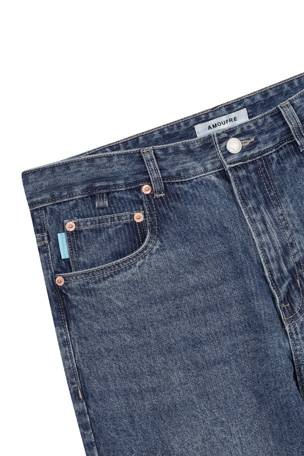 코듀로이 스트레이트 데님 (블루)은 가을, 초겨울에 어울리는 데님 팬츠입니다. 11.5oz의 두꺼운 두께감으로 따뜻하고 부드러운 착용감을 선사하며, 캣브러쉬 워싱과 브러쉬 워싱으로 빈티지한 무드를 더했습니다. 일자핏의 스트레이트 스타일로 베이직하면서도 트렌디한 매력을 줍니다. 키링 고리 디테일과 스카이블루 포인트 라벨이 돋보이며, 캐주얼, 클래식, 미니멀 스타일 모두 소화 가능합니다. 가을 나들이룩이나 겨울 데일리룩에 활용하기 좋습니다.
