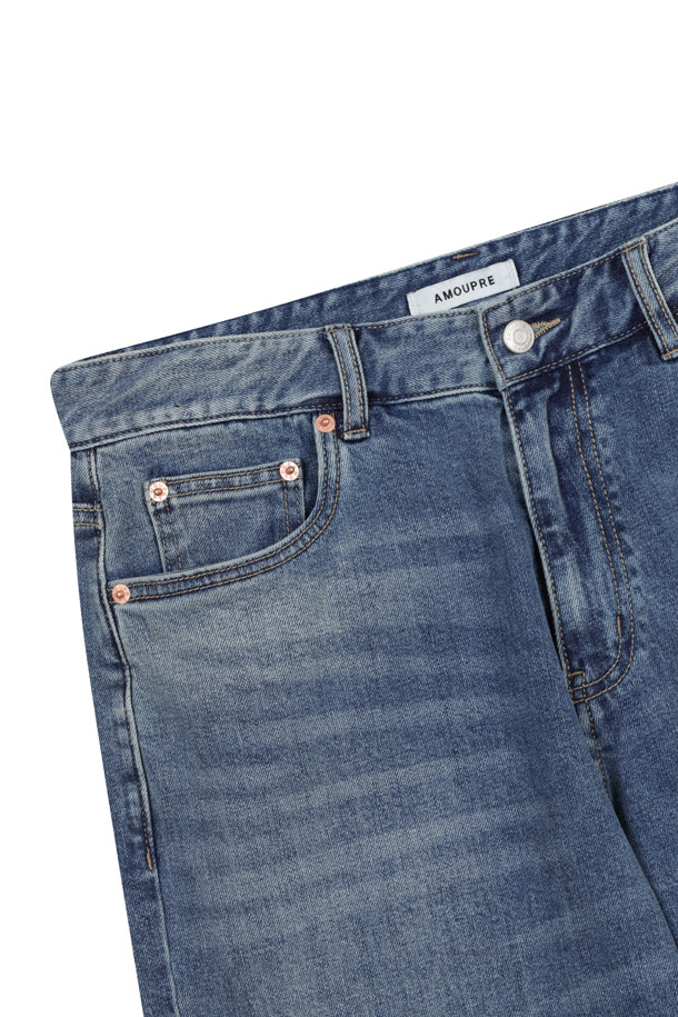 **릴렉스드 스트레이트 데님 (다크 블루)**

가을, 겨울에 어울리는 남성용 릴렉스드 핏 스트레이트 데님 팬츠입니다. 12oz 데님 소재로 제작되었으며, 캐주얼, 미니멀, 클래식 스타일을 연출하기 좋습니다. 다크 블루 컬러에 무지 디자인으로, 다양한 상의와 매치하기 용이합니다. 브러쉬 워싱, 캣 브러쉬 워싱, 스카이블루 포인트 디테일이 특징이며, 스트레치 원단으로 편안한 착용감을 제공합니다. 일상과 가을 나들이룩에 활용하기 좋은 아이템입니다.
