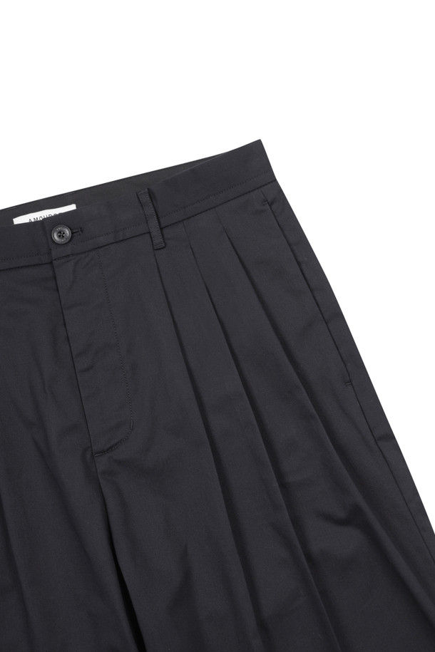 AMOUPRE - 캐주얼팬츠 - Relaxed Tapered 3-Tuck Pants (Black)