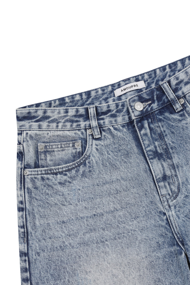 솔트 워시드 숏 데님 (블루)은 자연스러운 슬트 워싱과 데미지 디테일이 돋보이는 남성용 데님 반바지입니다. 시원한 스카이 블루 컬러와 루즈핏으로 제작되어, 여름철 캐주얼, 미니멀, 스트리트 스타일을 연출하기 좋습니다. 깔끔한 포켓 디테일과 스카이 블루 스티치 디테일로 포인트를 더했으며, 두께감이 있어 튼튼하게 착용할 수 있습니다. 동네 마실룩, 휴가룩, 바캉스룩 등 다양한 TPO에 활용 가능합니다.
