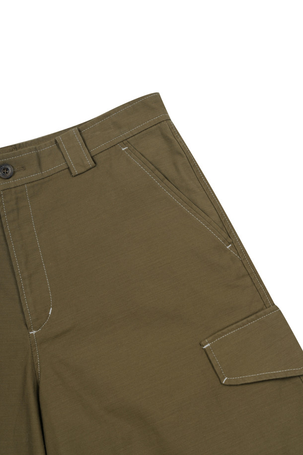 우븐 카고 쇼츠 (카키)는 여름철 캐주얼룩을 완성하는 남성용 반바지입니다. 부드러운 면 소재와 루즈핏으로 편안한 착용감을 선사하며, 뛰어난 통기성과 내구성을 갖췄습니다. 카고 포켓 디자인과 배색 스티치 디테일, 허리 안쪽 스카이블루 스티치가 포인트로, 미니멀하면서도 워크웨어 스타일을 연출합니다. 동네 마실, 여행, 휴가 등 다양한 TPO에 활용 가능하며, 베이직한 디자인으로 어떤 상의와도 잘 어울립니다.
