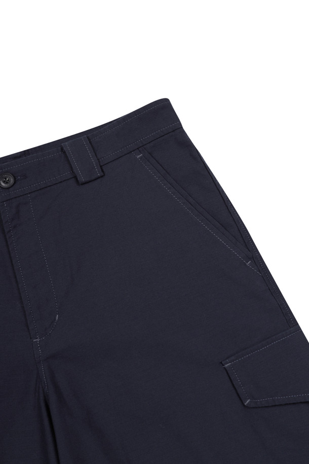 네이비 색상의 워븐 카고 반바지입니다. 면 소재의 부드러운 촉감과 여유로운 핏으로 편안함을 선사하며, 여름철 일상복으로 활용하기 좋습니다. 카고 포켓 디자인과 배색 스티치 디테일이 돋보이며, 허리 안쪽의 스카이블루 스티치가 은은한 포인트를 더합니다. 뛰어난 통기성과 슬럽 텍스처로 시원하고 스타일리시한 연출이 가능하며, 캐주얼, 미니멀, 워크웨어 스타일을 모두 소화할 수 있습니다. 동네 마실룩, 여행룩, 휴가룩 등 다양한 TPO에 매치하여 활용해보세요.
