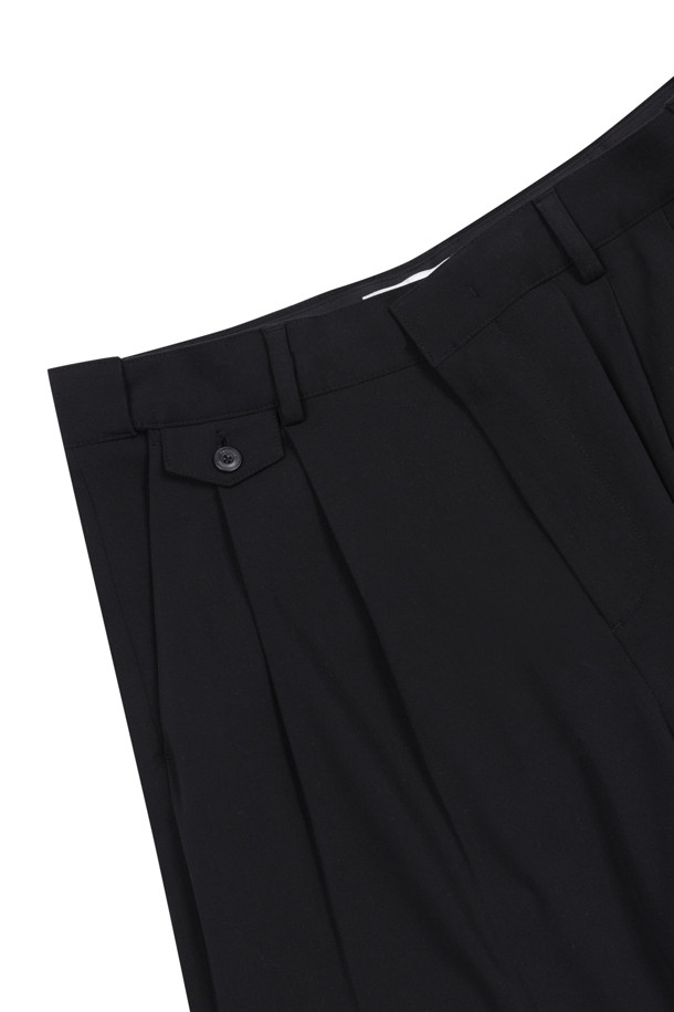 투 턱 버뮤다 쇼츠 (블랙)는 캐주얼과 포멀 스타일을 모두 아우르는 남성용 5부 기장의 반바지입니다. 부드러운 폴리에스터, 레이온, 폴리우레탄 혼방 소재로 제작되어 편안한 착용감을 선사하며, 여유 있는 루즈핏으로 활동성을 높였습니다. 블랙 색상에 무지 디자인으로 어떤 상의와도 잘 어울리며, 데이트룩이나 카페룩 등 다채로운 TPO에 활용할 수 있습니다. 투턱 디테일과 밑단 커프 디테일이 세련된 분위기를 더하고, 후면 플랩 포켓과 허리 스카이블루 포인트 라벨 및 테이핑으로 포인트를 더했습니다. 미니멀, 클래식 스타일을 선호하는 분들께 추천합니다.
