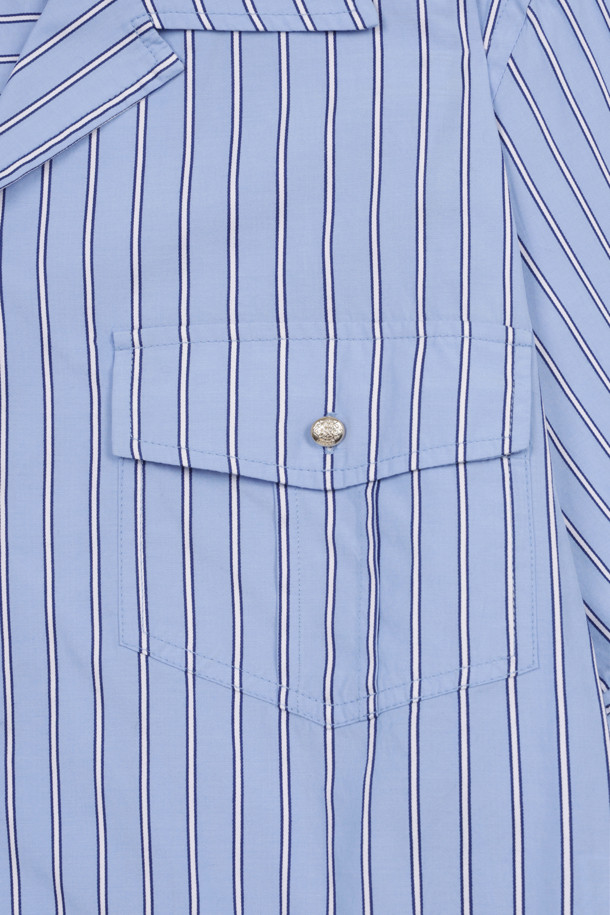 스트라이프 반소매 셔츠 (블루)는 여름 시즌, 일상 속에서 클래식한 스타일을 연출하기에 좋은 상의입니다. 오프카라 디자인과 레귤러 핏으로 편안한 착용감을 선사하며, 금장 단추와 가슴 포켓 디테일이 돋보입니다. 면 소재의 스트라이프 패턴으로 시원하고 세련된 느낌을 주며, 양쪽 밑단 트임 디테일이 활동성을 더합니다. 데이트룩, 카페룩 등 다양한 TPO에 맞춰 미니멀, 캐주얼 스타일을 연출해보세요.
