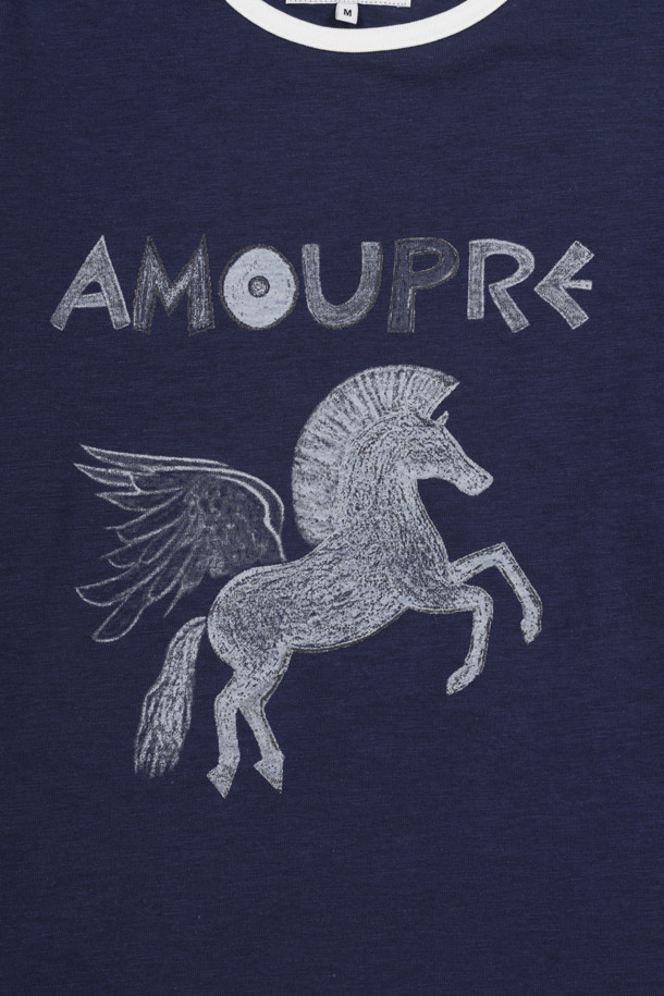 "Divine Grace' Artwork 링거 티셔츠 (네이비)"는 부드러운 면 소재에 슬럽 싱글 조직감으로 제작되어 편안한 착용감을 선사합니다. 레트로와 캐주얼 무드를 동시에 느낄 수 있는 디자인으로, 얇은 두께감과 레귤러핏으로 봄, 여름철 데일리룩에 적합합니다. 네이비 컬러 바탕에 화이트 링거 디테일이 돋보이며, 페가수스 모티프와 도트 프린팅 기법이 더해져 유니크한 스타일을 완성합니다. 일상, 여행, 봄 소풍 등 다양한 TPO에 활용할 수 있으며, 캐주얼, 레트로, 미니멀 스타일을 즐기는 분들께 추천합니다. 190G의 적당한 중량감으로 안정감 있는 핏을 제공합니다.
