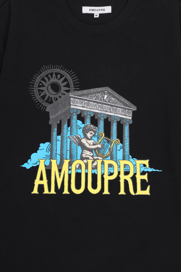 **Divine Grace' 엔젤 아트워크 티셔츠 (블랙)**

고밀도 면 소재로 제작되어 부드러운 촉감을 선사하는 Divine Grace' 엔젤 아트워크 티셔츠입니다. 디지털 프린팅 기법으로 섬세하게 표현된 엔젤 아트워크가 돋보이며, 캐주얼, 미니멀, 스트리트 스타일을 즐겨 입는 분들께 적합합니다. 릴랙스 핏과 라운드넥 디자인으로 편안한 착용감을 제공하며, 봄, 여름 시즌 일상복이나 동네 마실룩, 여행룩으로 활용하기 좋습니다. 하단 좌측의 스카이블루 포인트 라벨이 디자인의 완성도를 높여줍니다. 반소매 기장의 레귤러 기장 티셔츠입니다.
