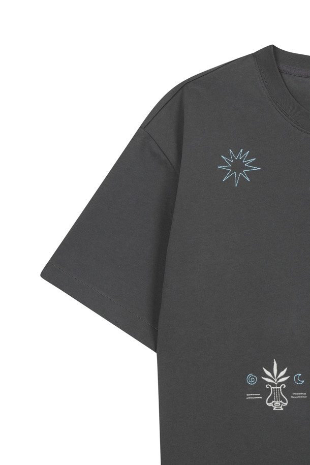 다크 그레이 색상의 자수 반소매 티셔츠입니다. 봄, 여름 시즌에 어울리는 면 소재의 릴랙스 핏으로, 캐주얼하고 빈티지한 스타일을 연출합니다. 라운드넥 디자인에 불규칙한 자수 패턴이 돋보이며, 왼쪽 하단에 시그니처 스카이블루 라벨이 포인트로 더해졌습니다. 일상생활은 물론, 가벼운 여행 시에도 편안하게 착용 가능하며, 단독으로 또는 레이어드하여 다양한 스타일을 연출할 수 있습니다. 동네 마실룩, 여행룩에 모두 잘 어울리는 아이템입니다.
