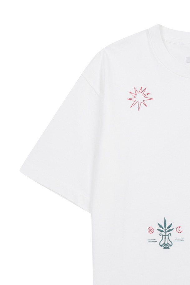 자수 반소매 티셔츠 (화이트)는 26수 이중 꼰사 원단으로 제작되어 부드러운 촉감을 선사합니다. 얇은 두께감으로 봄, 여름 시즌에 시원하게 착용 가능하며, 릴렉스핏으로 편안한 착용감을 제공합니다. 캐주얼 및 베이직 스타일을 연출하기 좋으며, 동네 마실룩이나 봄 소풍룩에 적합합니다. 밀도 높은 원단 구조로 비침을 최소화했으며, 시즌 테마 자수 그래픽과 입체감 있는 자수 디테일, 빈티지 감성의 불규칙한 자수 배치가 특징입니다. 왼쪽 하단 스카이블루 포인트 라벨로 포인트를 더했습니다.
