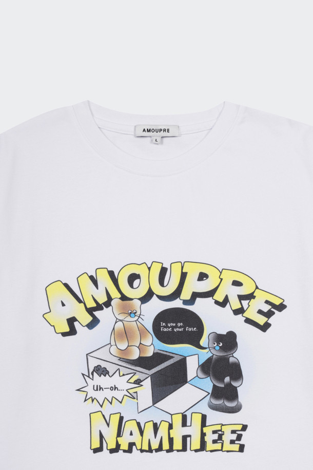 AMOUPRE x NAMHEE 단희 그래픽 티셔츠는 여성 및 남성 모두 착용 가능한 캐주얼 스타일의 그래픽 티셔츠입니다. 화이트 컬러의 라운드넥 반소매 디자인으로, 봄과 여름에 230g 32수 더블싱글 저지 면 원단으로 제작되어 부드러운 촉감을 선사합니다. DTP(Digital Textile Printing) 기법의 고해상도 그래픽 프린트와 워싱 가공 처리로 완성도를 높였으며, 슬림핏 또는 릴랙스핏으로 편안하게 착용할 수 있습니다. 동네 마실룩, 봄 소풍룩 등 가볍고 편안한 스타일을 연출하기 좋으며, 미니멀, 스트리트 무드에도 잘 어울립니다.
