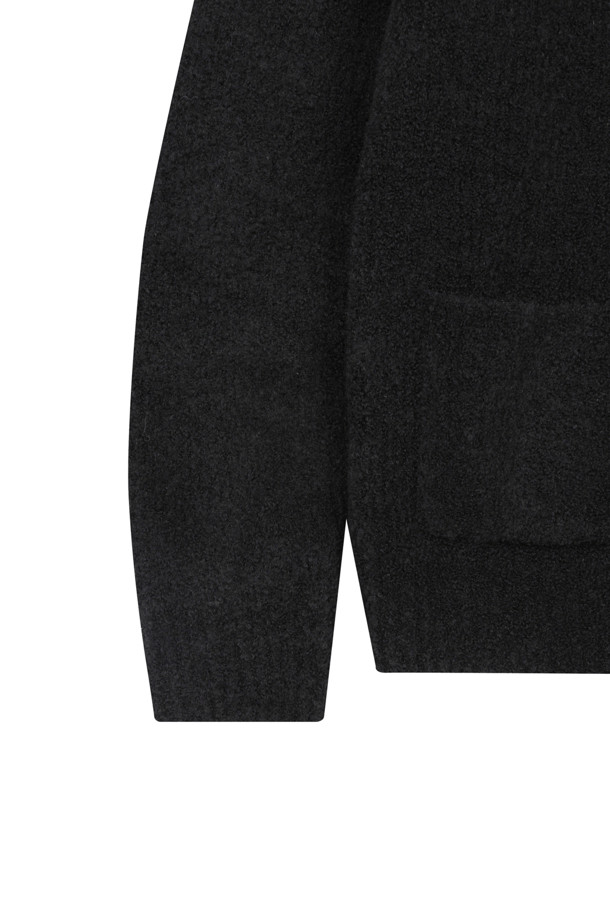 블랙 컬러의 크루넥 가디건입니다. 아크릴, 폴리에스터, 나일론, 모, 폴리우레탄 혼방 소재로 제작되어 포근하고 몽글몽글한 촉감을 선사합니다. 세미오버핏으로 제작되었으며, 긴 소매 기장과 라운드넥 디자인이 특징입니다. 베이직하면서도 세련된 스타일로, 일상, 출근룩, 외출복, 홈웨어 등 다양한 TPO에 활용 가능합니다. 포켓 디테일과 금속 단추, 신축성으로 실용성을 더했으며 보온성을 갖춘 제품입니다.
