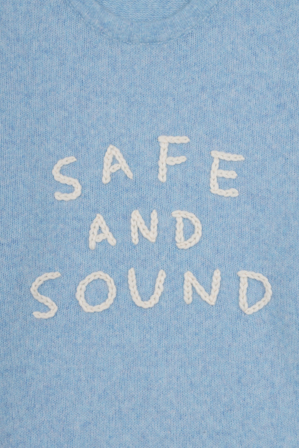 세이프 앤 사운드 풀오버 (블루)는 베이직하고 캐주얼한 스타일의 공용 니트/스웨터입니다. 가을, 겨울 시즌에 적합하며, 두꺼운 두께감과 부드러운 촉감이 특징입니다. 라운드넥 디자인에 레글런 소매, 긴소매 기장으로 제작되었으며, 세미오버핏으로 편안한 착용감을 선사합니다. 등판에는 레터링과 자수 디테일이 더해져 포인트를 더했습니다. 친환경 재생 폴리에스터를 사용하여 제작되었으며, 드라이클리닝을 권장합니다. 겨울 데일리룩, 집콕룩, 산책룩 등 다양한 TPO에 맞춰 캐주얼, 미니멀, 클래식 스타일을 연출할 수 있습니다.
