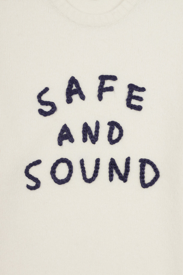 "Safe & Sound Pullover (아이보리)"는 부드러운 촉감의 두꺼운 두께감으로 가을, 겨울철 따뜻하게 착용 가능한 니트/스웨터입니다. 레글런 소매와 세미 오버핏으로 편안한 착용감을 선사하며, 라운드넥 디자인으로 어떤 스타일에도 매치하기 용이합니다. 아이보리 컬러에 "SAFE AND SOUND" 레터링 자수와 시그니처 스카이블루 라벨이 포인트로 더해져 캐주얼하고 미니멀한 무드를 연출합니다. 재활용 폴리에스터를 사용하여 환경까지 생각한 지속 가능한 제품입니다. 일상, 집콕, 산책 등 다양한 TPO에 활용할 수 있습니다.
