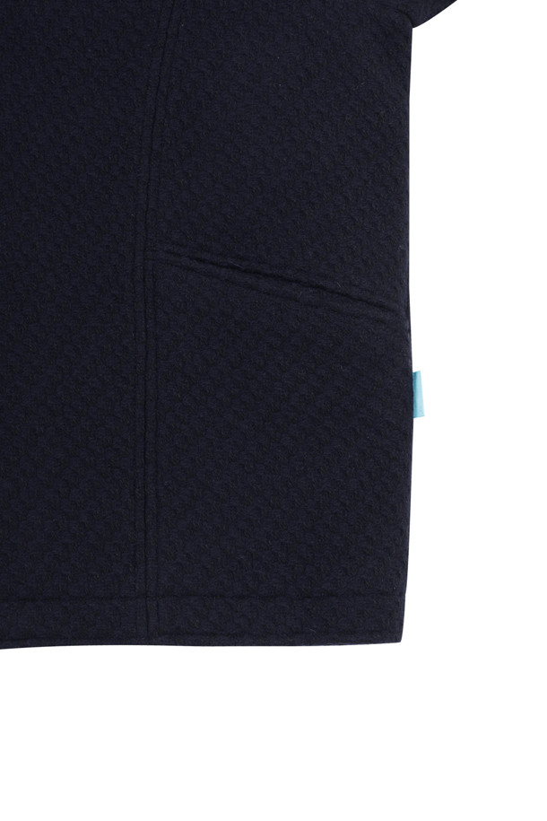 네이비 컬러의 스탠드 칼라 울 재킷입니다. 간절기와 초겨울에 적합하며, 모던하고 미니멀한 스타일을 연출합니다. 루즈 핏으로 편안한 착용감을 선사하며, 드롭 숄더 디자인과 입체 패턴으로 세련된 실루엣을 강조합니다. 울, 나일론, 폴리에스테르 혼방 소재로 제작되어 도톰한 두께감과 부드러운 촉감을 느낄 수 있습니다. 출근룩, 오피스룩, 모임룩 등 다양한 TPO에 클래식, 미니멀, 시크한 무드로 활용하기 좋습니다.
