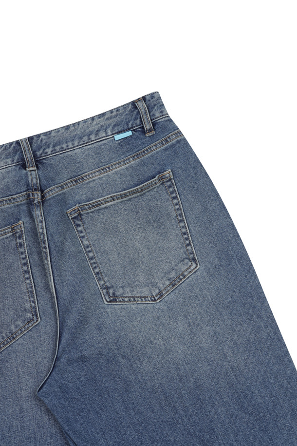 **릴렉스드 스트레이트 데님 (다크 블루)**

가을, 겨울에 어울리는 남성용 릴렉스드 핏 스트레이트 데님 팬츠입니다. 12oz 데님 소재로 제작되었으며, 캐주얼, 미니멀, 클래식 스타일을 연출하기 좋습니다. 다크 블루 컬러에 무지 디자인으로, 다양한 상의와 매치하기 용이합니다. 브러쉬 워싱, 캣 브러쉬 워싱, 스카이블루 포인트 디테일이 특징이며, 스트레치 원단으로 편안한 착용감을 제공합니다. 일상과 가을 나들이룩에 활용하기 좋은 아이템입니다.
