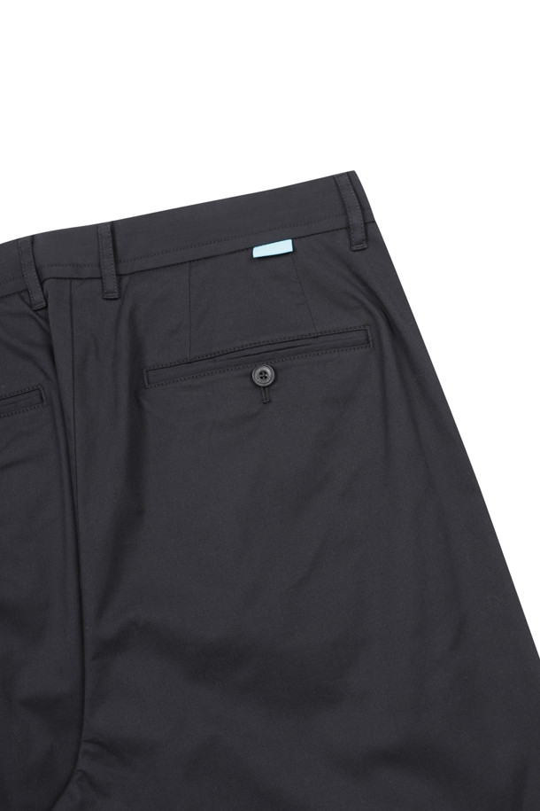 AMOUPRE - 캐주얼팬츠 - Relaxed Tapered 3-Tuck Pants (Black)