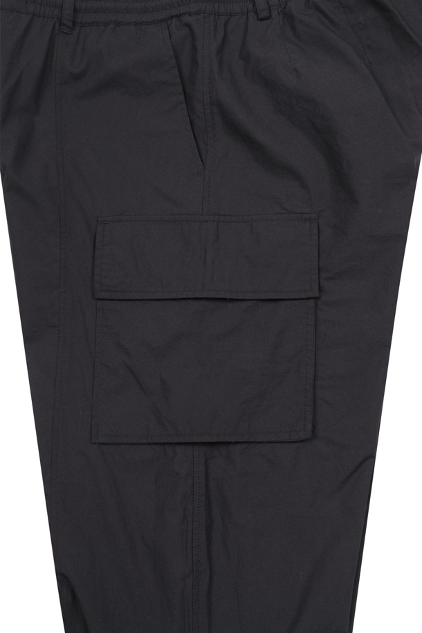 AMOUPRE - 캐주얼팬츠 - Straight Cargo Pants (Black)