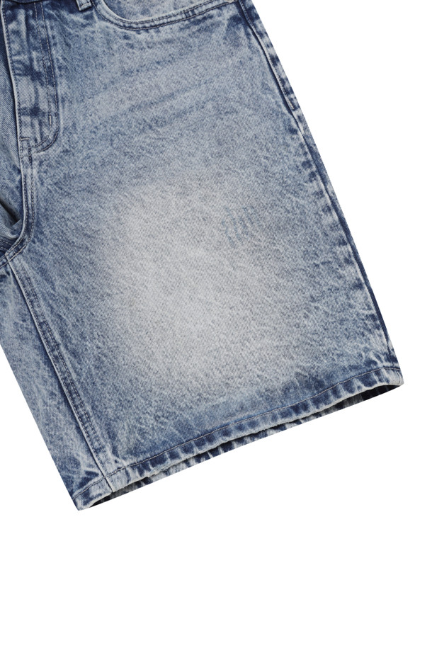 솔트 워시드 숏 데님 (블루)은 자연스러운 슬트 워싱과 데미지 디테일이 돋보이는 남성용 데님 반바지입니다. 시원한 스카이 블루 컬러와 루즈핏으로 제작되어, 여름철 캐주얼, 미니멀, 스트리트 스타일을 연출하기 좋습니다. 깔끔한 포켓 디테일과 스카이 블루 스티치 디테일로 포인트를 더했으며, 두께감이 있어 튼튼하게 착용할 수 있습니다. 동네 마실룩, 휴가룩, 바캉스룩 등 다양한 TPO에 활용 가능합니다.
