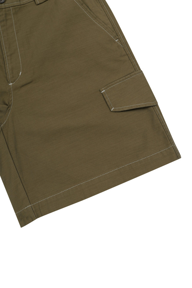 우븐 카고 쇼츠 (카키)는 여름철 캐주얼룩을 완성하는 남성용 반바지입니다. 부드러운 면 소재와 루즈핏으로 편안한 착용감을 선사하며, 뛰어난 통기성과 내구성을 갖췄습니다. 카고 포켓 디자인과 배색 스티치 디테일, 허리 안쪽 스카이블루 스티치가 포인트로, 미니멀하면서도 워크웨어 스타일을 연출합니다. 동네 마실, 여행, 휴가 등 다양한 TPO에 활용 가능하며, 베이직한 디자인으로 어떤 상의와도 잘 어울립니다.
