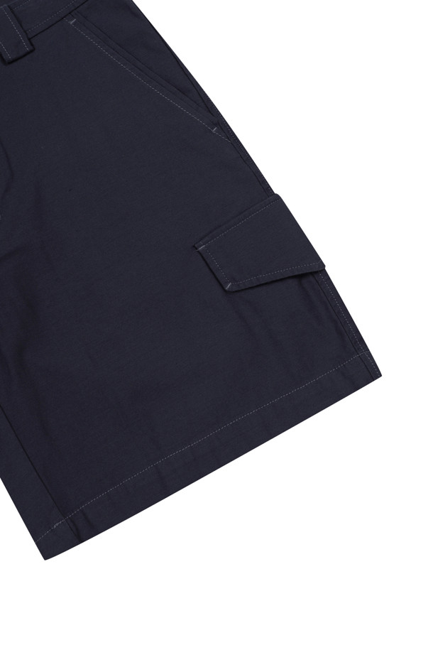 네이비 색상의 워븐 카고 반바지입니다. 면 소재의 부드러운 촉감과 여유로운 핏으로 편안함을 선사하며, 여름철 일상복으로 활용하기 좋습니다. 카고 포켓 디자인과 배색 스티치 디테일이 돋보이며, 허리 안쪽의 스카이블루 스티치가 은은한 포인트를 더합니다. 뛰어난 통기성과 슬럽 텍스처로 시원하고 스타일리시한 연출이 가능하며, 캐주얼, 미니멀, 워크웨어 스타일을 모두 소화할 수 있습니다. 동네 마실룩, 여행룩, 휴가룩 등 다양한 TPO에 매치하여 활용해보세요.
