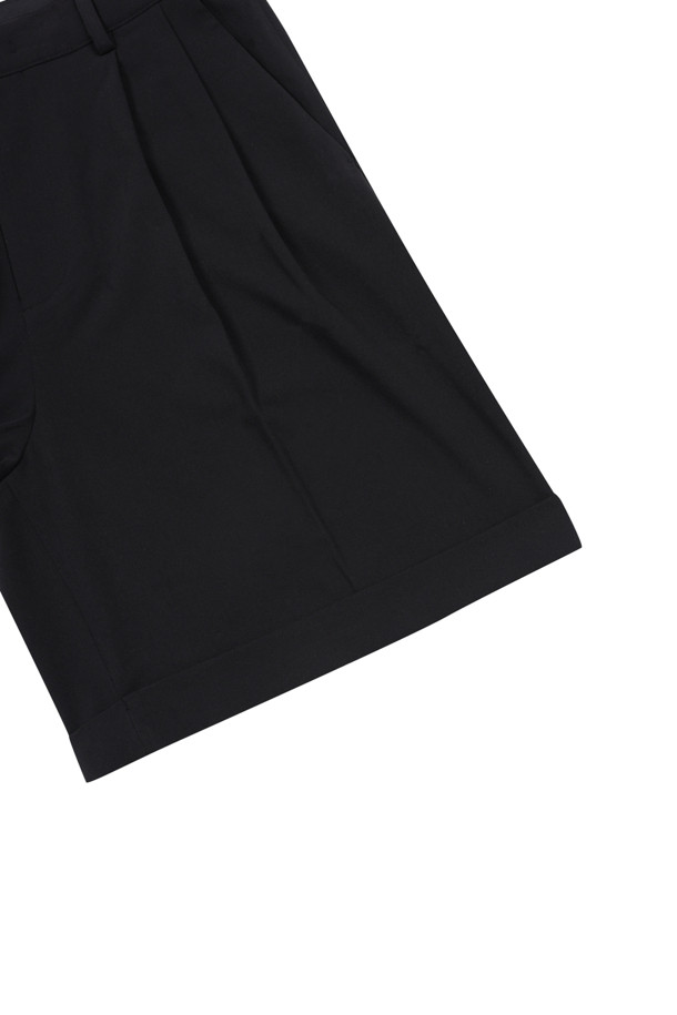 투 턱 버뮤다 쇼츠 (블랙)는 캐주얼과 포멀 스타일을 모두 아우르는 남성용 5부 기장의 반바지입니다. 부드러운 폴리에스터, 레이온, 폴리우레탄 혼방 소재로 제작되어 편안한 착용감을 선사하며, 여유 있는 루즈핏으로 활동성을 높였습니다. 블랙 색상에 무지 디자인으로 어떤 상의와도 잘 어울리며, 데이트룩이나 카페룩 등 다채로운 TPO에 활용할 수 있습니다. 투턱 디테일과 밑단 커프 디테일이 세련된 분위기를 더하고, 후면 플랩 포켓과 허리 스카이블루 포인트 라벨 및 테이핑으로 포인트를 더했습니다. 미니멀, 클래식 스타일을 선호하는 분들께 추천합니다.
