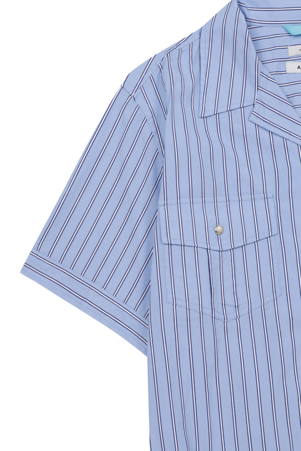 스트라이프 반소매 셔츠 (블루)는 여름 시즌, 일상 속에서 클래식한 스타일을 연출하기에 좋은 상의입니다. 오프카라 디자인과 레귤러 핏으로 편안한 착용감을 선사하며, 금장 단추와 가슴 포켓 디테일이 돋보입니다. 면 소재의 스트라이프 패턴으로 시원하고 세련된 느낌을 주며, 양쪽 밑단 트임 디테일이 활동성을 더합니다. 데이트룩, 카페룩 등 다양한 TPO에 맞춰 미니멀, 캐주얼 스타일을 연출해보세요.

