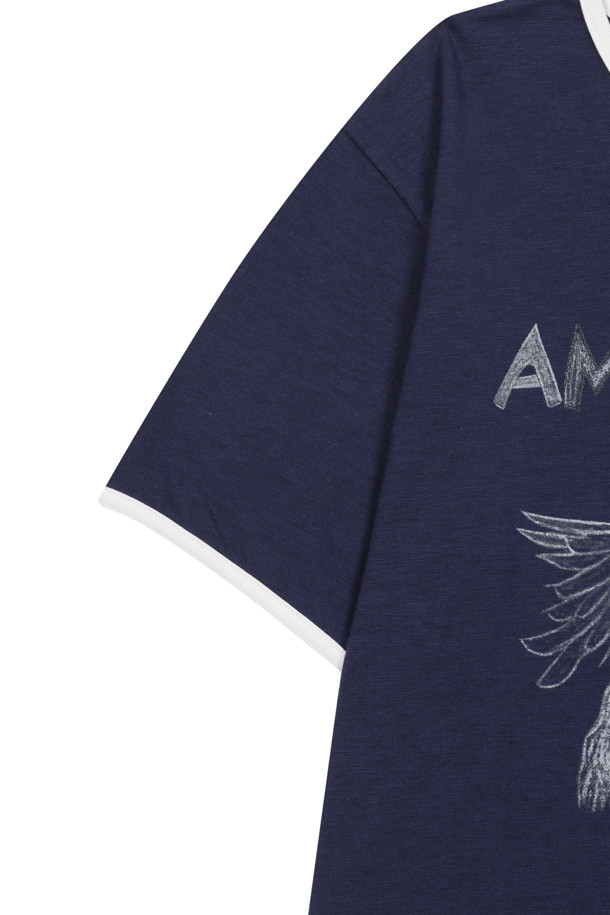 "Divine Grace' Artwork 링거 티셔츠 (네이비)"는 부드러운 면 소재에 슬럽 싱글 조직감으로 제작되어 편안한 착용감을 선사합니다. 레트로와 캐주얼 무드를 동시에 느낄 수 있는 디자인으로, 얇은 두께감과 레귤러핏으로 봄, 여름철 데일리룩에 적합합니다. 네이비 컬러 바탕에 화이트 링거 디테일이 돋보이며, 페가수스 모티프와 도트 프린팅 기법이 더해져 유니크한 스타일을 완성합니다. 일상, 여행, 봄 소풍 등 다양한 TPO에 활용할 수 있으며, 캐주얼, 레트로, 미니멀 스타일을 즐기는 분들께 추천합니다. 190G의 적당한 중량감으로 안정감 있는 핏을 제공합니다.
