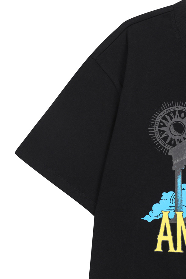 **Divine Grace' 엔젤 아트워크 티셔츠 (블랙)**

고밀도 면 소재로 제작되어 부드러운 촉감을 선사하는 Divine Grace' 엔젤 아트워크 티셔츠입니다. 디지털 프린팅 기법으로 섬세하게 표현된 엔젤 아트워크가 돋보이며, 캐주얼, 미니멀, 스트리트 스타일을 즐겨 입는 분들께 적합합니다. 릴랙스 핏과 라운드넥 디자인으로 편안한 착용감을 제공하며, 봄, 여름 시즌 일상복이나 동네 마실룩, 여행룩으로 활용하기 좋습니다. 하단 좌측의 스카이블루 포인트 라벨이 디자인의 완성도를 높여줍니다. 반소매 기장의 레귤러 기장 티셔츠입니다.
