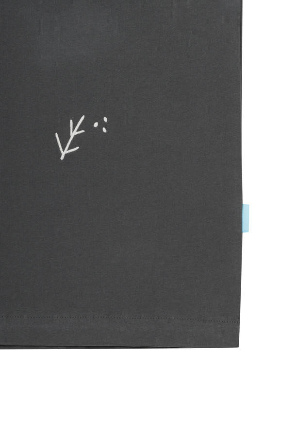 다크 그레이 색상의 자수 반소매 티셔츠입니다. 봄, 여름 시즌에 어울리는 면 소재의 릴랙스 핏으로, 캐주얼하고 빈티지한 스타일을 연출합니다. 라운드넥 디자인에 불규칙한 자수 패턴이 돋보이며, 왼쪽 하단에 시그니처 스카이블루 라벨이 포인트로 더해졌습니다. 일상생활은 물론, 가벼운 여행 시에도 편안하게 착용 가능하며, 단독으로 또는 레이어드하여 다양한 스타일을 연출할 수 있습니다. 동네 마실룩, 여행룩에 모두 잘 어울리는 아이템입니다.
