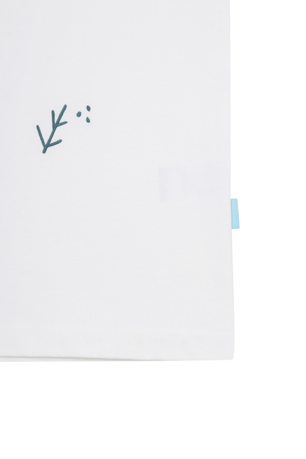 자수 반소매 티셔츠 (화이트)는 26수 이중 꼰사 원단으로 제작되어 부드러운 촉감을 선사합니다. 얇은 두께감으로 봄, 여름 시즌에 시원하게 착용 가능하며, 릴렉스핏으로 편안한 착용감을 제공합니다. 캐주얼 및 베이직 스타일을 연출하기 좋으며, 동네 마실룩이나 봄 소풍룩에 적합합니다. 밀도 높은 원단 구조로 비침을 최소화했으며, 시즌 테마 자수 그래픽과 입체감 있는 자수 디테일, 빈티지 감성의 불규칙한 자수 배치가 특징입니다. 왼쪽 하단 스카이블루 포인트 라벨로 포인트를 더했습니다.
