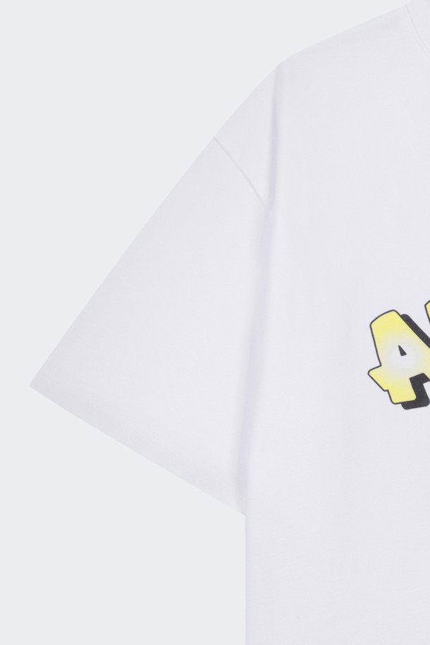 AMOUPRE x NAMHEE 단희 그래픽 티셔츠는 여성 및 남성 모두 착용 가능한 캐주얼 스타일의 그래픽 티셔츠입니다. 화이트 컬러의 라운드넥 반소매 디자인으로, 봄과 여름에 230g 32수 더블싱글 저지 면 원단으로 제작되어 부드러운 촉감을 선사합니다. DTP(Digital Textile Printing) 기법의 고해상도 그래픽 프린트와 워싱 가공 처리로 완성도를 높였으며, 슬림핏 또는 릴랙스핏으로 편안하게 착용할 수 있습니다. 동네 마실룩, 봄 소풍룩 등 가볍고 편안한 스타일을 연출하기 좋으며, 미니멀, 스트리트 무드에도 잘 어울립니다.
