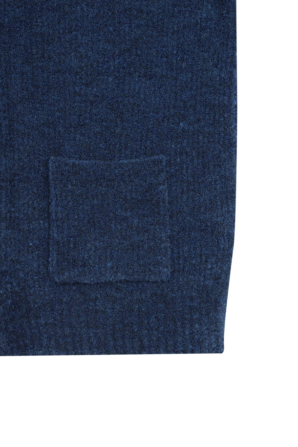 크루넥 가디건 (블루)은 포근하고 몽글몽글한 촉감의 니트 가디건입니다. 라운드넥과 크루넥 디자인으로, 세미오버핏에 긴소매 기장으로 제작되었습니다. 아크릴, 폴리에스터, 나일론, 모, 폴리우레탄 혼방 소재로 봄, 가을, 겨울 계절에 착용하기 좋으며, 톤온톤 니쥬 패턴이 특징입니다. 금속 단추와 포켓 디테일이 돋보이며, 신축성이 있어 편안하게 착용할 수 있습니다. 출근룩, 겨울 데일리룩, 클래식, 미니멀, 캐주얼 스타일을 연출하기에 좋습니다.
