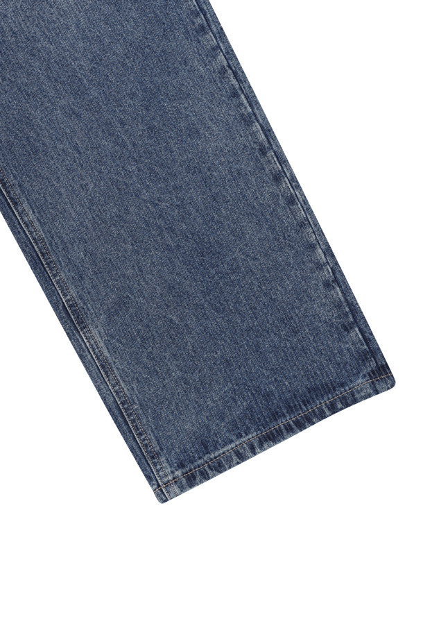 코듀로이 스트레이트 데님 (블루)은 가을, 초겨울에 어울리는 데님 팬츠입니다. 11.5oz의 두꺼운 두께감으로 따뜻하고 부드러운 착용감을 선사하며, 캣브러쉬 워싱과 브러쉬 워싱으로 빈티지한 무드를 더했습니다. 일자핏의 스트레이트 스타일로 베이직하면서도 트렌디한 매력을 줍니다. 키링 고리 디테일과 스카이블루 포인트 라벨이 돋보이며, 캐주얼, 클래식, 미니멀 스타일 모두 소화 가능합니다. 가을 나들이룩이나 겨울 데일리룩에 활용하기 좋습니다.
