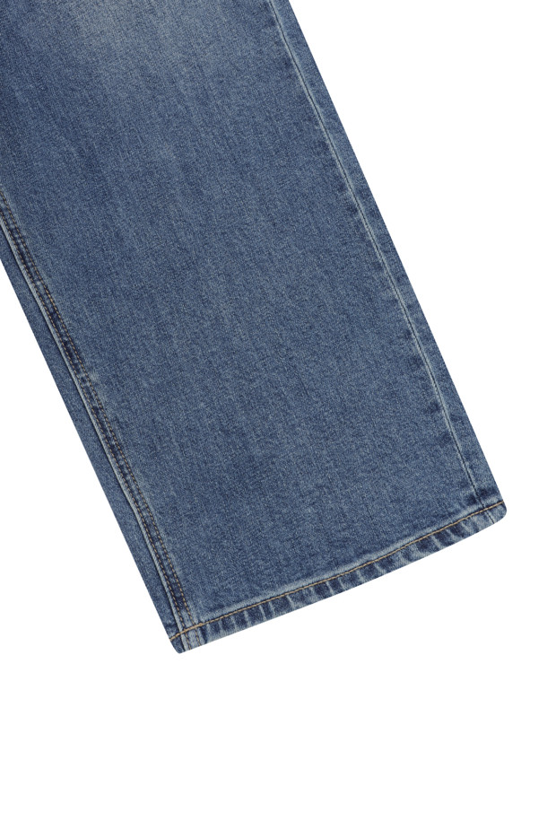 **릴렉스드 스트레이트 데님 (다크 블루)**

가을, 겨울에 어울리는 남성용 릴렉스드 핏 스트레이트 데님 팬츠입니다. 12oz 데님 소재로 제작되었으며, 캐주얼, 미니멀, 클래식 스타일을 연출하기 좋습니다. 다크 블루 컬러에 무지 디자인으로, 다양한 상의와 매치하기 용이합니다. 브러쉬 워싱, 캣 브러쉬 워싱, 스카이블루 포인트 디테일이 특징이며, 스트레치 원단으로 편안한 착용감을 제공합니다. 일상과 가을 나들이룩에 활용하기 좋은 아이템입니다.
