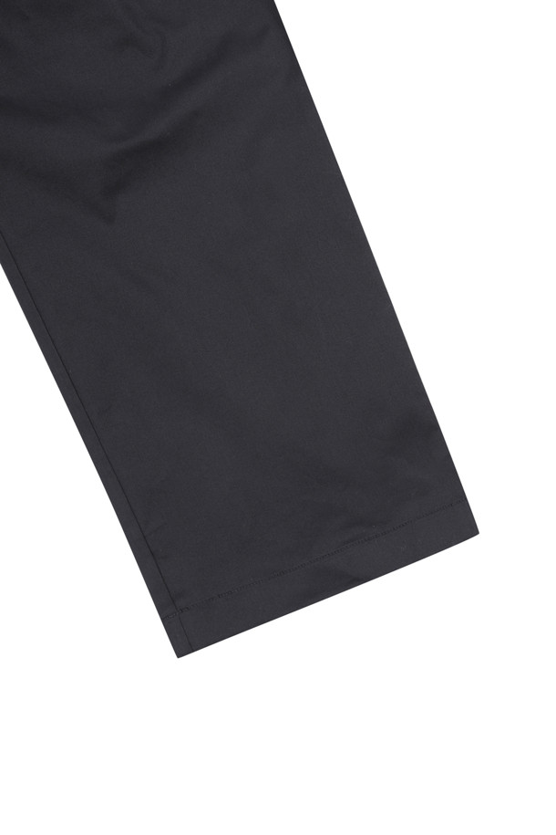 AMOUPRE - 캐주얼팬츠 - Relaxed Tapered 3-Tuck Pants (Black)