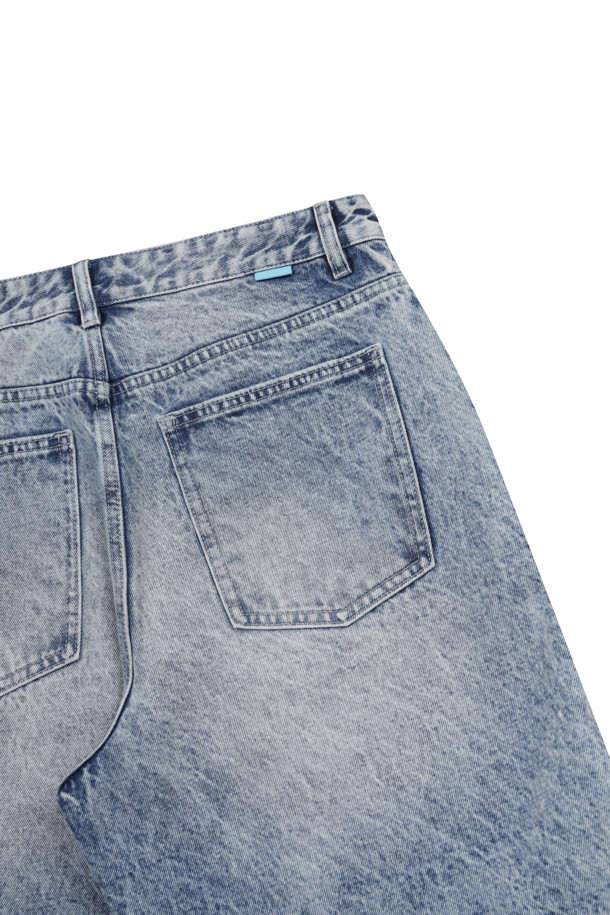 솔트 워시드 숏 데님 (블루)은 자연스러운 슬트 워싱과 데미지 디테일이 돋보이는 남성용 데님 반바지입니다. 시원한 스카이 블루 컬러와 루즈핏으로 제작되어, 여름철 캐주얼, 미니멀, 스트리트 스타일을 연출하기 좋습니다. 깔끔한 포켓 디테일과 스카이 블루 스티치 디테일로 포인트를 더했으며, 두께감이 있어 튼튼하게 착용할 수 있습니다. 동네 마실룩, 휴가룩, 바캉스룩 등 다양한 TPO에 활용 가능합니다.
