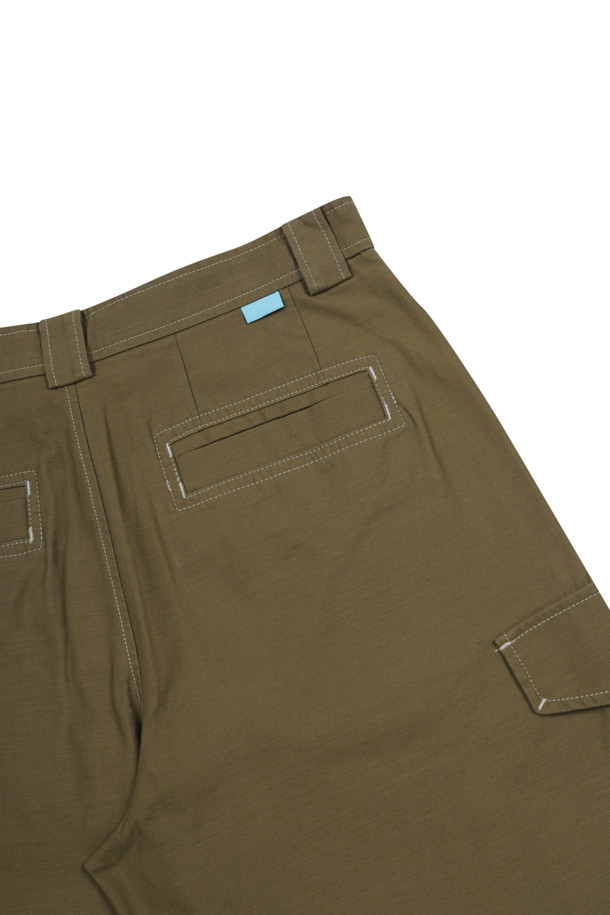 우븐 카고 쇼츠 (카키)는 여름철 캐주얼룩을 완성하는 남성용 반바지입니다. 부드러운 면 소재와 루즈핏으로 편안한 착용감을 선사하며, 뛰어난 통기성과 내구성을 갖췄습니다. 카고 포켓 디자인과 배색 스티치 디테일, 허리 안쪽 스카이블루 스티치가 포인트로, 미니멀하면서도 워크웨어 스타일을 연출합니다. 동네 마실, 여행, 휴가 등 다양한 TPO에 활용 가능하며, 베이직한 디자인으로 어떤 상의와도 잘 어울립니다.
