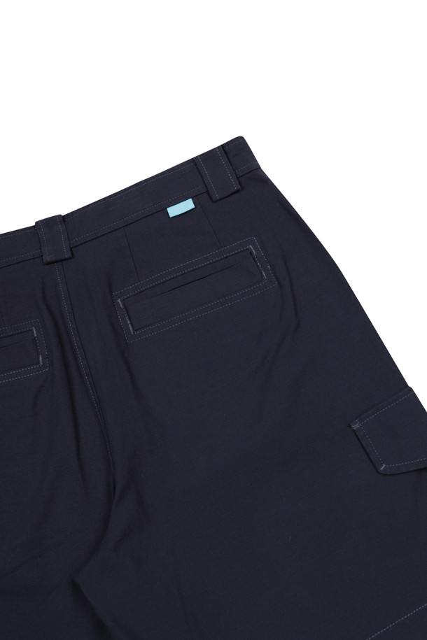 네이비 색상의 워븐 카고 반바지입니다. 면 소재의 부드러운 촉감과 여유로운 핏으로 편안함을 선사하며, 여름철 일상복으로 활용하기 좋습니다. 카고 포켓 디자인과 배색 스티치 디테일이 돋보이며, 허리 안쪽의 스카이블루 스티치가 은은한 포인트를 더합니다. 뛰어난 통기성과 슬럽 텍스처로 시원하고 스타일리시한 연출이 가능하며, 캐주얼, 미니멀, 워크웨어 스타일을 모두 소화할 수 있습니다. 동네 마실룩, 여행룩, 휴가룩 등 다양한 TPO에 매치하여 활용해보세요.
