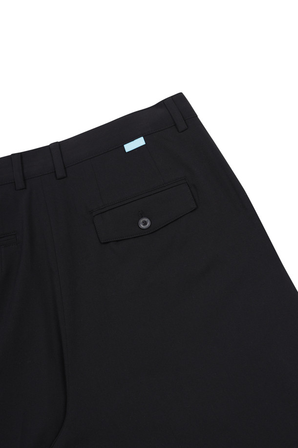 투 턱 버뮤다 쇼츠 (블랙)는 캐주얼과 포멀 스타일을 모두 아우르는 남성용 5부 기장의 반바지입니다. 부드러운 폴리에스터, 레이온, 폴리우레탄 혼방 소재로 제작되어 편안한 착용감을 선사하며, 여유 있는 루즈핏으로 활동성을 높였습니다. 블랙 색상에 무지 디자인으로 어떤 상의와도 잘 어울리며, 데이트룩이나 카페룩 등 다채로운 TPO에 활용할 수 있습니다. 투턱 디테일과 밑단 커프 디테일이 세련된 분위기를 더하고, 후면 플랩 포켓과 허리 스카이블루 포인트 라벨 및 테이핑으로 포인트를 더했습니다. 미니멀, 클래식 스타일을 선호하는 분들께 추천합니다.
