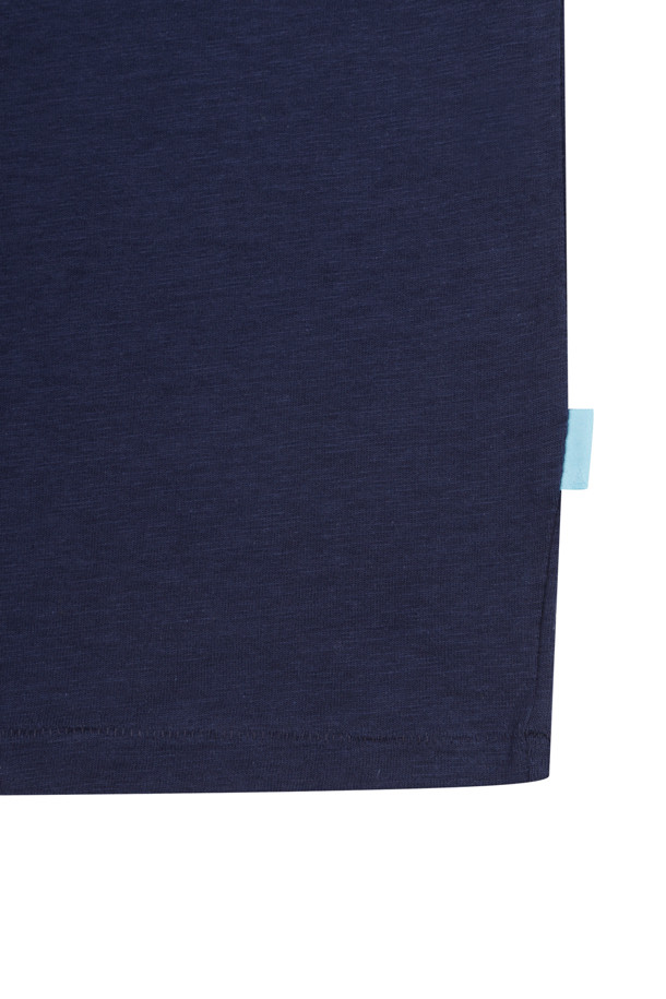 "Divine Grace' Artwork 링거 티셔츠 (네이비)"는 부드러운 면 소재에 슬럽 싱글 조직감으로 제작되어 편안한 착용감을 선사합니다. 레트로와 캐주얼 무드를 동시에 느낄 수 있는 디자인으로, 얇은 두께감과 레귤러핏으로 봄, 여름철 데일리룩에 적합합니다. 네이비 컬러 바탕에 화이트 링거 디테일이 돋보이며, 페가수스 모티프와 도트 프린팅 기법이 더해져 유니크한 스타일을 완성합니다. 일상, 여행, 봄 소풍 등 다양한 TPO에 활용할 수 있으며, 캐주얼, 레트로, 미니멀 스타일을 즐기는 분들께 추천합니다. 190G의 적당한 중량감으로 안정감 있는 핏을 제공합니다.
