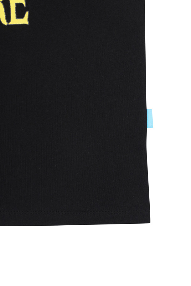 **Divine Grace' 엔젤 아트워크 티셔츠 (블랙)**

고밀도 면 소재로 제작되어 부드러운 촉감을 선사하는 Divine Grace' 엔젤 아트워크 티셔츠입니다. 디지털 프린팅 기법으로 섬세하게 표현된 엔젤 아트워크가 돋보이며, 캐주얼, 미니멀, 스트리트 스타일을 즐겨 입는 분들께 적합합니다. 릴랙스 핏과 라운드넥 디자인으로 편안한 착용감을 제공하며, 봄, 여름 시즌 일상복이나 동네 마실룩, 여행룩으로 활용하기 좋습니다. 하단 좌측의 스카이블루 포인트 라벨이 디자인의 완성도를 높여줍니다. 반소매 기장의 레귤러 기장 티셔츠입니다.
