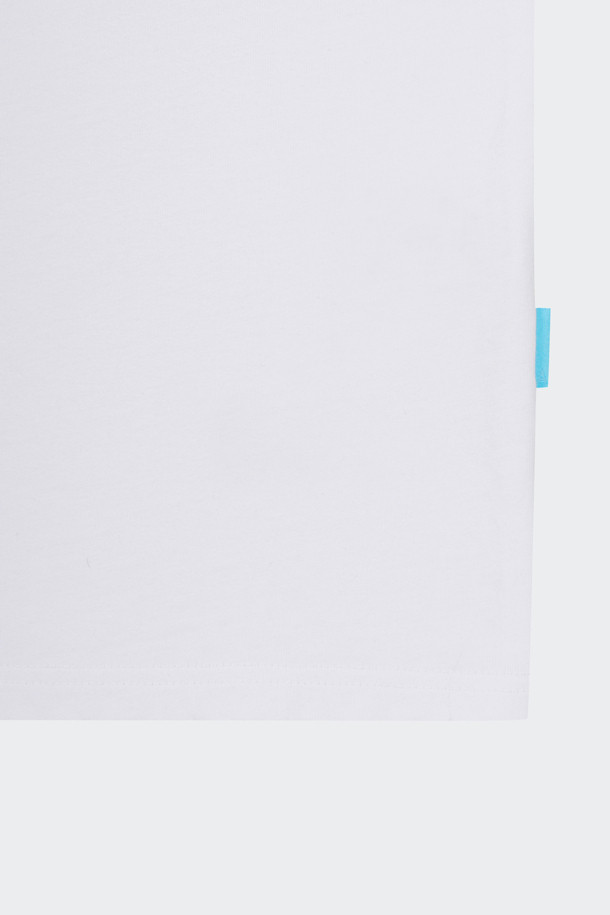 AMOUPRE x NAMHEE 단희 그래픽 티셔츠는 여성 및 남성 모두 착용 가능한 캐주얼 스타일의 그래픽 티셔츠입니다. 화이트 컬러의 라운드넥 반소매 디자인으로, 봄과 여름에 230g 32수 더블싱글 저지 면 원단으로 제작되어 부드러운 촉감을 선사합니다. DTP(Digital Textile Printing) 기법의 고해상도 그래픽 프린트와 워싱 가공 처리로 완성도를 높였으며, 슬림핏 또는 릴랙스핏으로 편안하게 착용할 수 있습니다. 동네 마실룩, 봄 소풍룩 등 가볍고 편안한 스타일을 연출하기 좋으며, 미니멀, 스트리트 무드에도 잘 어울립니다.
