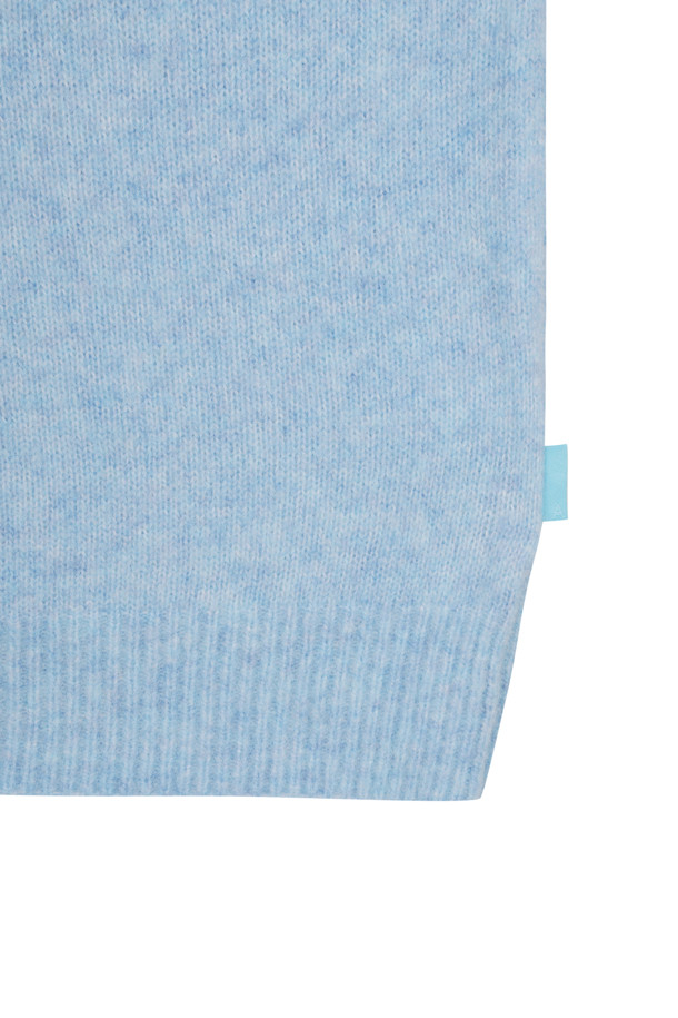 세이프 앤 사운드 풀오버 (블루)는 베이직하고 캐주얼한 스타일의 공용 니트/스웨터입니다. 가을, 겨울 시즌에 적합하며, 두꺼운 두께감과 부드러운 촉감이 특징입니다. 라운드넥 디자인에 레글런 소매, 긴소매 기장으로 제작되었으며, 세미오버핏으로 편안한 착용감을 선사합니다. 등판에는 레터링과 자수 디테일이 더해져 포인트를 더했습니다. 친환경 재생 폴리에스터를 사용하여 제작되었으며, 드라이클리닝을 권장합니다. 겨울 데일리룩, 집콕룩, 산책룩 등 다양한 TPO에 맞춰 캐주얼, 미니멀, 클래식 스타일을 연출할 수 있습니다.
