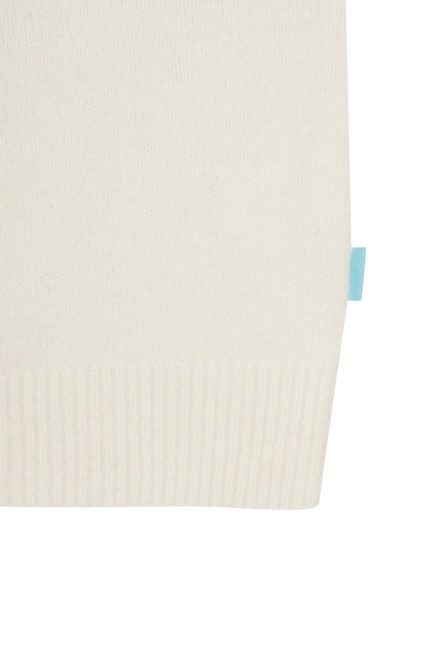 "Safe & Sound Pullover (아이보리)"는 부드러운 촉감의 두꺼운 두께감으로 가을, 겨울철 따뜻하게 착용 가능한 니트/스웨터입니다. 레글런 소매와 세미 오버핏으로 편안한 착용감을 선사하며, 라운드넥 디자인으로 어떤 스타일에도 매치하기 용이합니다. 아이보리 컬러에 "SAFE AND SOUND" 레터링 자수와 시그니처 스카이블루 라벨이 포인트로 더해져 캐주얼하고 미니멀한 무드를 연출합니다. 재활용 폴리에스터를 사용하여 환경까지 생각한 지속 가능한 제품입니다. 일상, 집콕, 산책 등 다양한 TPO에 활용할 수 있습니다.
