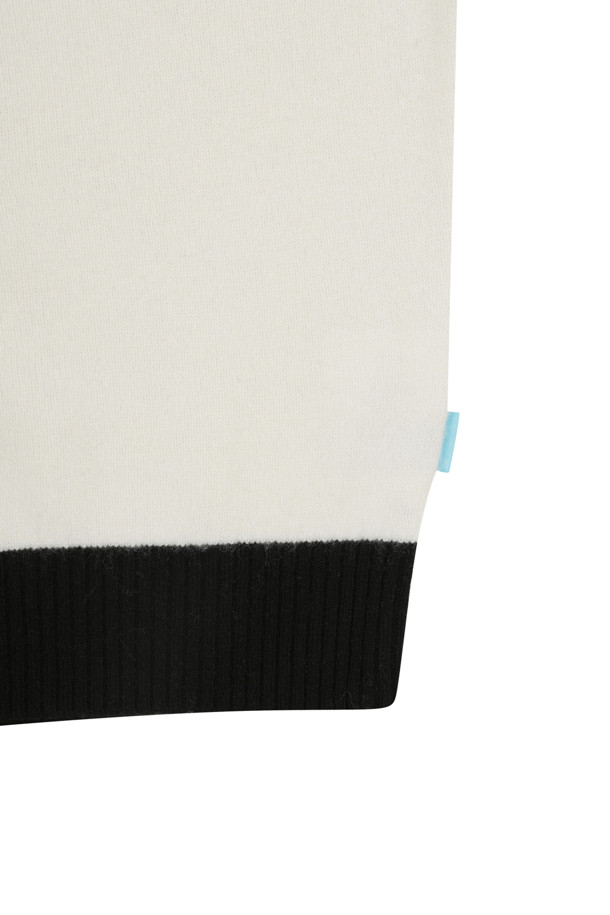 Block Safe&Sound 풀오버 (아이보리)는 부드러운 메리노 울 소재로 제작되어 가을, 겨울철 포근하게 착용하기 좋은 니트 스웨터입니다. RWS 인증 원사를 사용하여 품질을 높였으며, 세미 오버핏에 라운드넥 디자인으로 편안한 착용감을 선사합니다. 아이보리, 블랙 두 가지 색상으로 출시되었으며, 부클 레터링 자수와 배색 디테일이 캐주얼하면서도 베이직한 스타일을 연출합니다. 레글런 소매 디자인으로 활동성을 더했으며, 일상 속 겨울 데일리룩에 활용하기 좋습니다.
