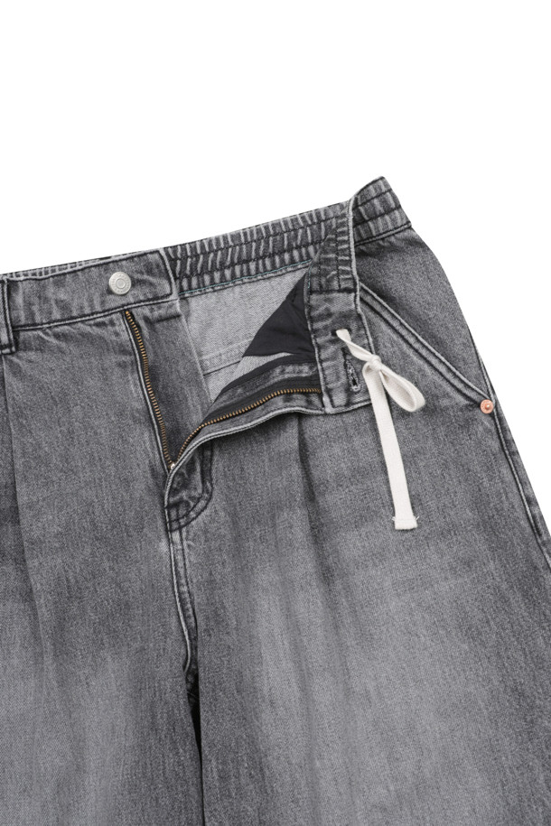 AMOUPRE - 캐주얼팬츠 - Relaxed Tapered One-Tuck Washed Denim (Gray)