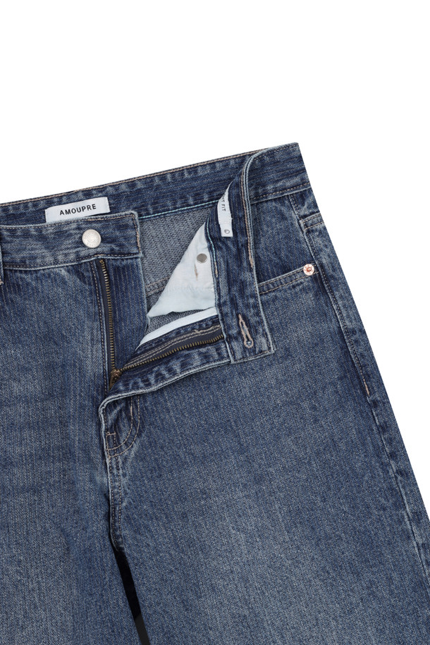 코듀로이 스트레이트 데님 (블루)은 가을, 초겨울에 어울리는 데님 팬츠입니다. 11.5oz의 두꺼운 두께감으로 따뜻하고 부드러운 착용감을 선사하며, 캣브러쉬 워싱과 브러쉬 워싱으로 빈티지한 무드를 더했습니다. 일자핏의 스트레이트 스타일로 베이직하면서도 트렌디한 매력을 줍니다. 키링 고리 디테일과 스카이블루 포인트 라벨이 돋보이며, 캐주얼, 클래식, 미니멀 스타일 모두 소화 가능합니다. 가을 나들이룩이나 겨울 데일리룩에 활용하기 좋습니다.
