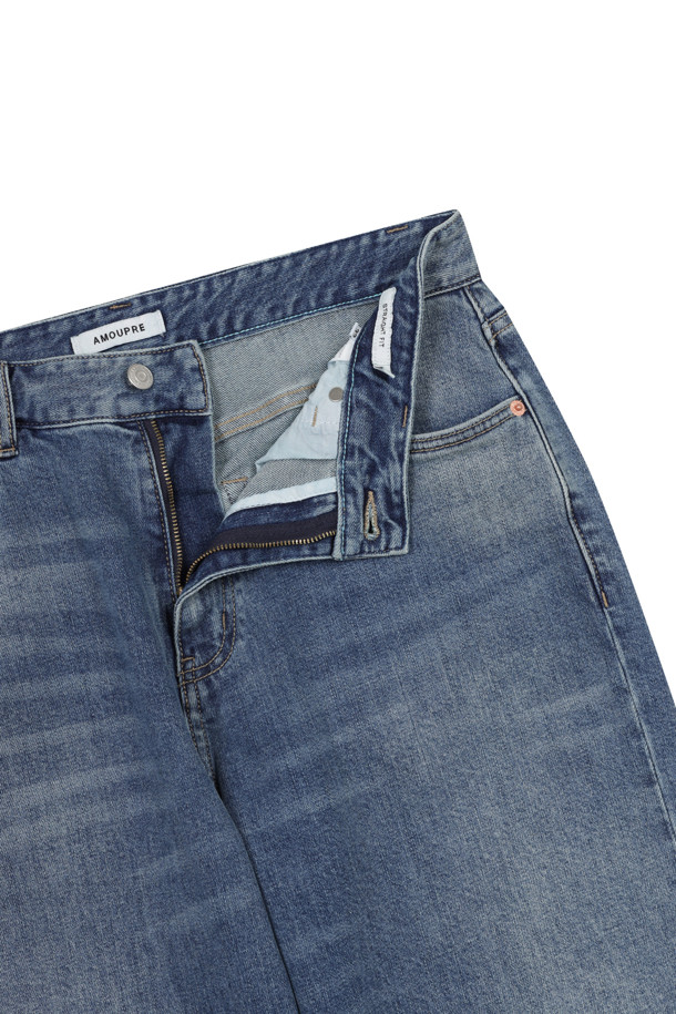 **릴렉스드 스트레이트 데님 (다크 블루)**

가을, 겨울에 어울리는 남성용 릴렉스드 핏 스트레이트 데님 팬츠입니다. 12oz 데님 소재로 제작되었으며, 캐주얼, 미니멀, 클래식 스타일을 연출하기 좋습니다. 다크 블루 컬러에 무지 디자인으로, 다양한 상의와 매치하기 용이합니다. 브러쉬 워싱, 캣 브러쉬 워싱, 스카이블루 포인트 디테일이 특징이며, 스트레치 원단으로 편안한 착용감을 제공합니다. 일상과 가을 나들이룩에 활용하기 좋은 아이템입니다.
