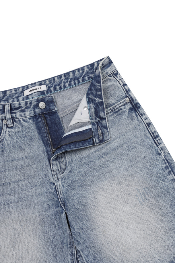 솔트 워시드 숏 데님 (블루)은 자연스러운 슬트 워싱과 데미지 디테일이 돋보이는 남성용 데님 반바지입니다. 시원한 스카이 블루 컬러와 루즈핏으로 제작되어, 여름철 캐주얼, 미니멀, 스트리트 스타일을 연출하기 좋습니다. 깔끔한 포켓 디테일과 스카이 블루 스티치 디테일로 포인트를 더했으며, 두께감이 있어 튼튼하게 착용할 수 있습니다. 동네 마실룩, 휴가룩, 바캉스룩 등 다양한 TPO에 활용 가능합니다.
