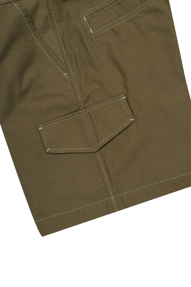 우븐 카고 쇼츠 (카키)는 여름철 캐주얼룩을 완성하는 남성용 반바지입니다. 부드러운 면 소재와 루즈핏으로 편안한 착용감을 선사하며, 뛰어난 통기성과 내구성을 갖췄습니다. 카고 포켓 디자인과 배색 스티치 디테일, 허리 안쪽 스카이블루 스티치가 포인트로, 미니멀하면서도 워크웨어 스타일을 연출합니다. 동네 마실, 여행, 휴가 등 다양한 TPO에 활용 가능하며, 베이직한 디자인으로 어떤 상의와도 잘 어울립니다.
